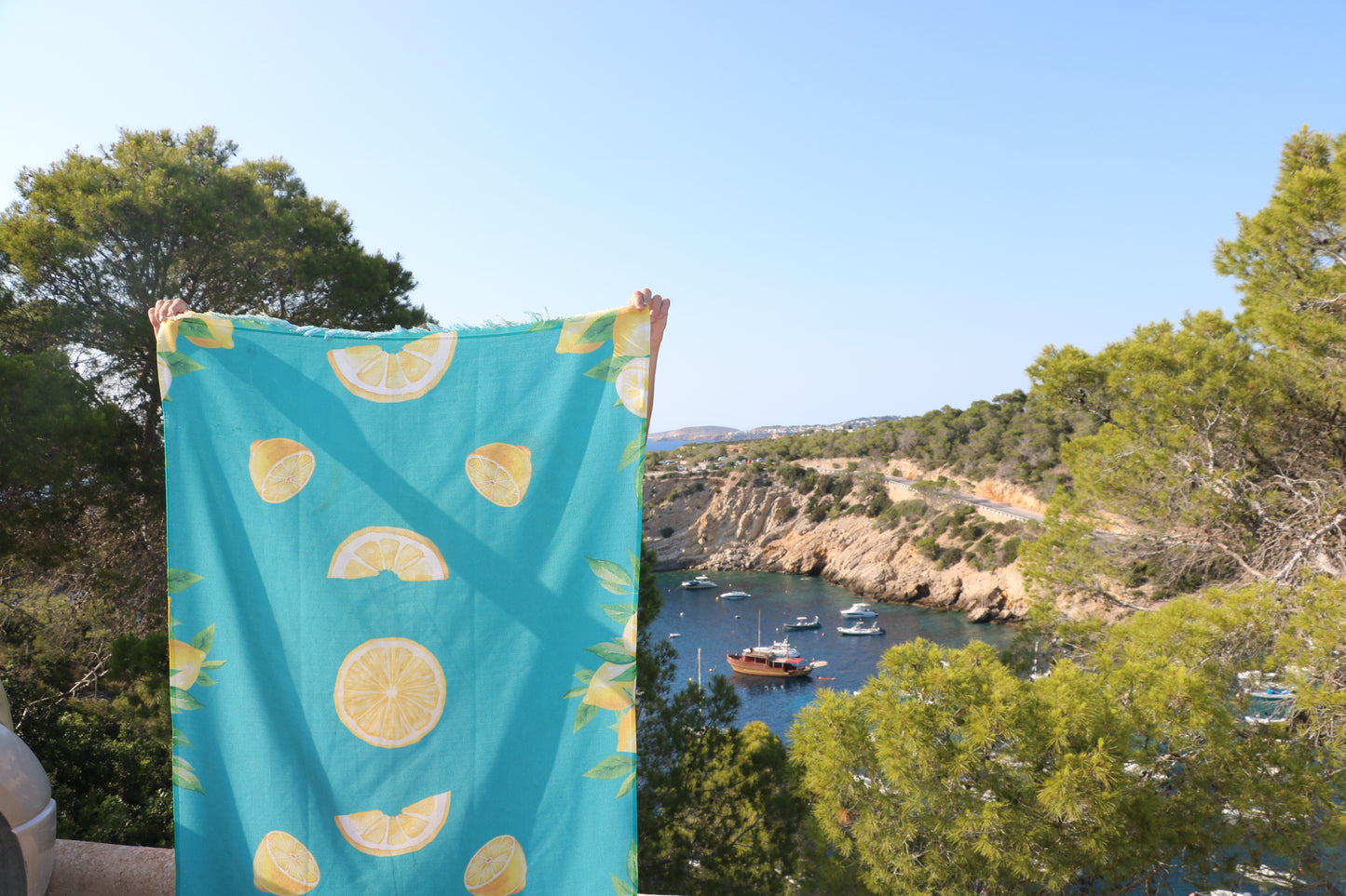 Pareo Cala Saladeta en uso – Moda de playa sostenible Flowel
